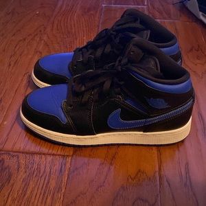 Air Jordan shoes.Worn like twice,good condition I’ll clean more before giving.